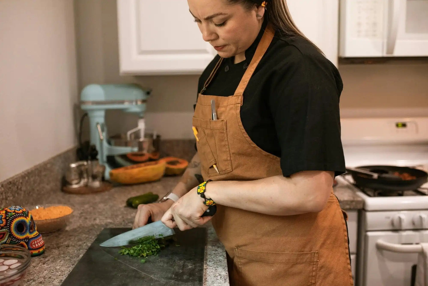 Chef hachant des herbes.