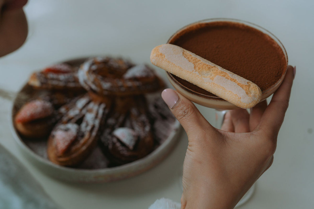 Tiramisu traditionnel au café saupoudré de cacao amer, dessert italien classique