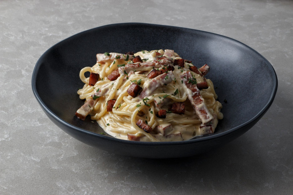 Spaghetti carbonara traditionnels avec guanciale et pecorino