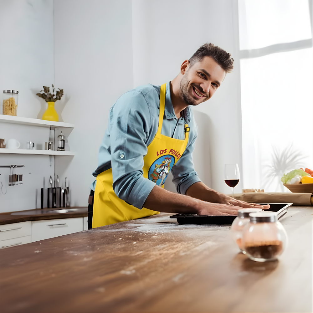 homme fait de la cuisine en portant un tablier pollos hermanos de la série TV breaking bad
