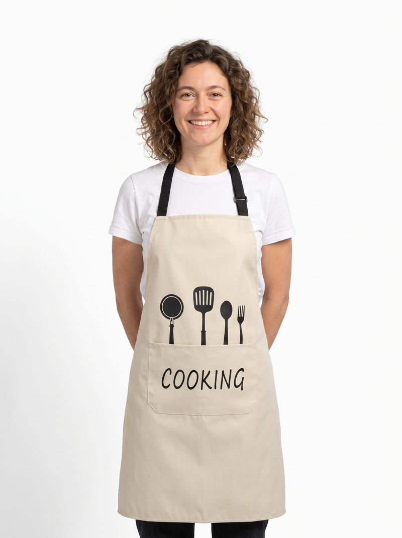 Tablier de Cuisine Maman, packshot studio porté par un modèle