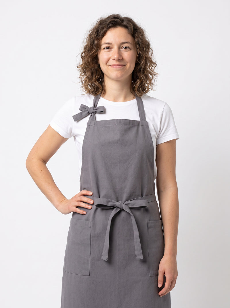 Tablier de Cuisine Femme Gris, packshot studio porté par un modèle