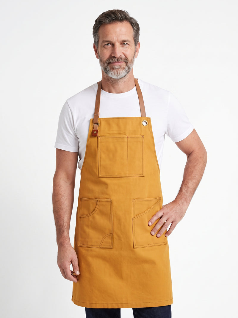 Tablier Jaune, packshot studio porté par un modèle