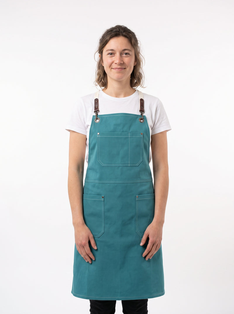 Tablier Bleu Turquoise, packshot studio porté par un modèle