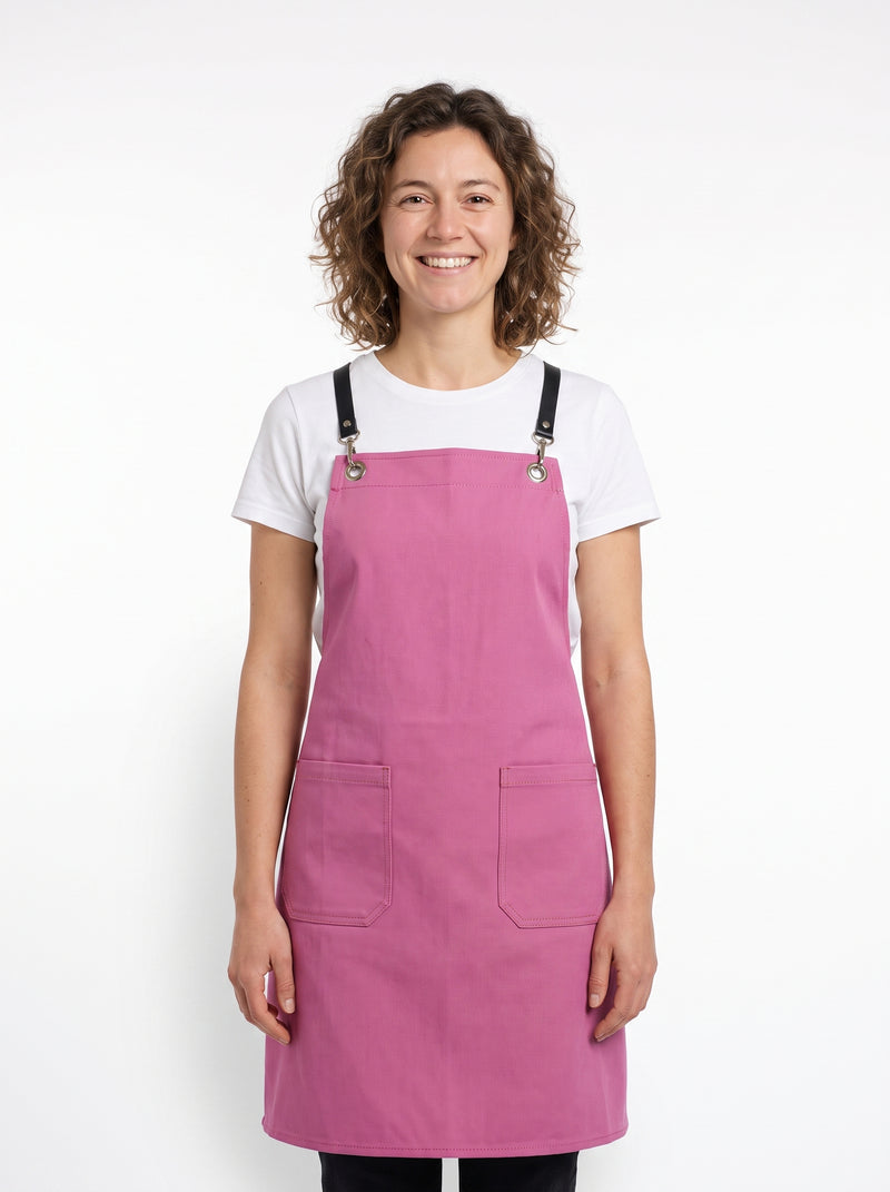 Tablier de Cuisine Rose, packshot studio porté par un modèle