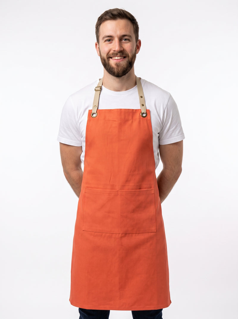 Tablier de Cuisine Orange, packshot studio porté par un modèle