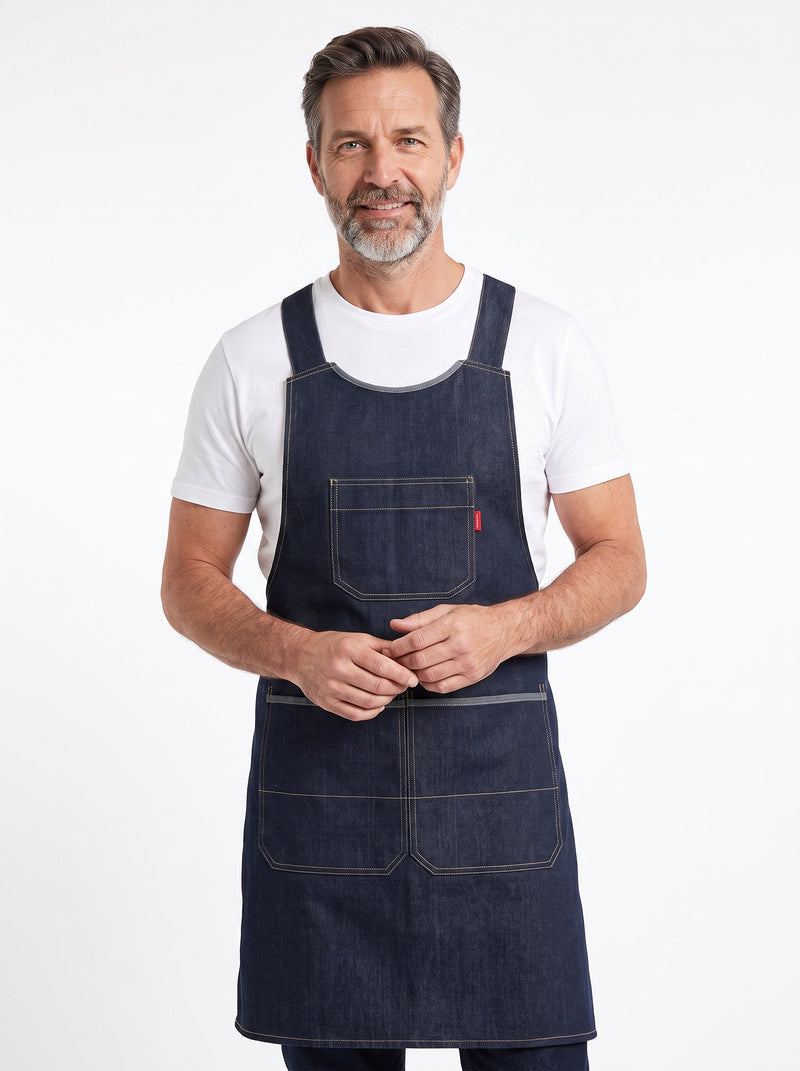 Tablier de Cuisine Denim pour Homme, packshot studio porté par un modèle