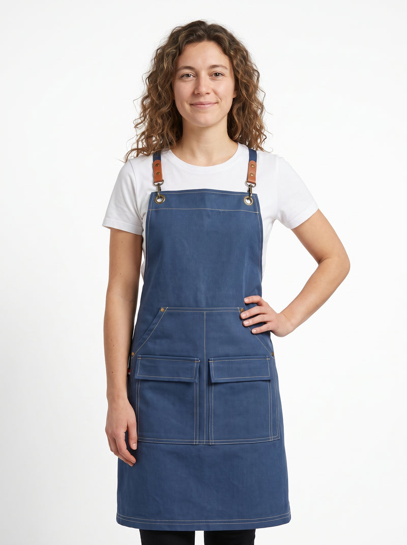Tablier de Cuisine Bleu, packshot studio porté par un modèle