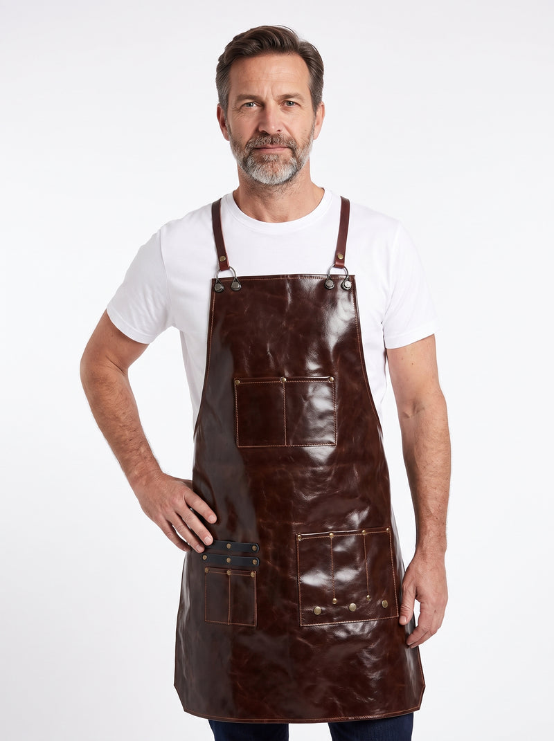 Tablier Simili Cuir, packshot studio porté par un modèle