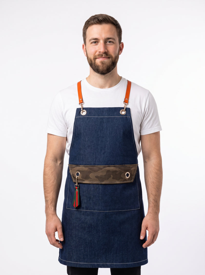 Tablier Denim Homme, packshot studio porté par un modèle
