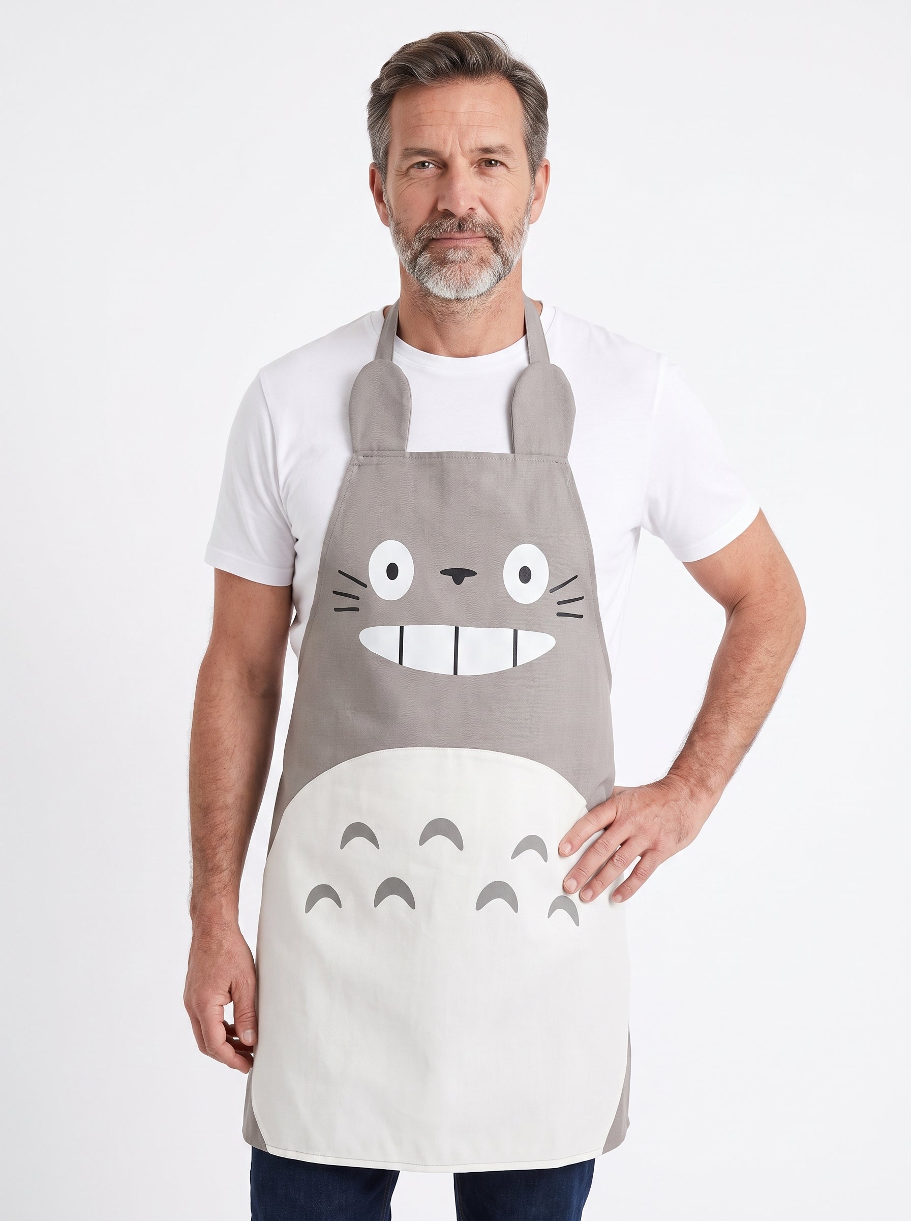 Tablier Totoro, packshot studio porté par un modèle