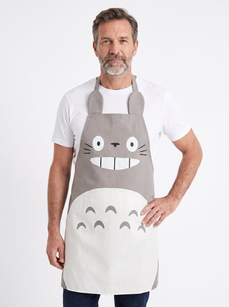 Tablier Totoro, packshot studio porté par un modèle