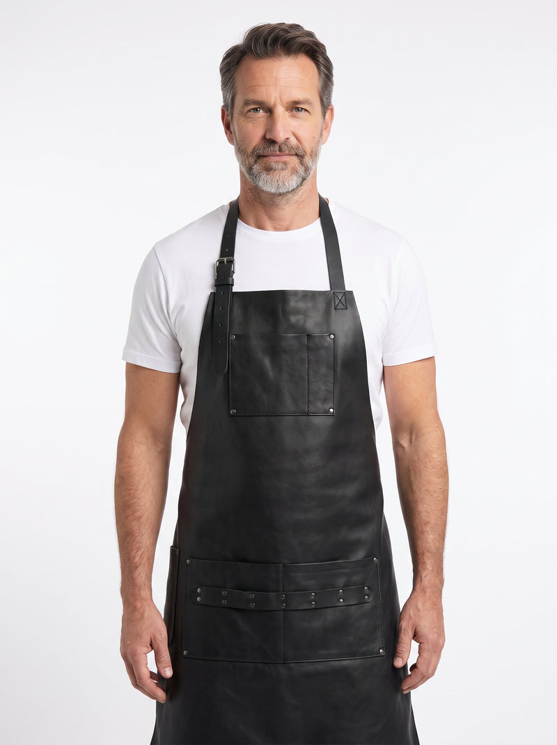 Tablier Cuir Vegan, packshot studio porté par un modèle