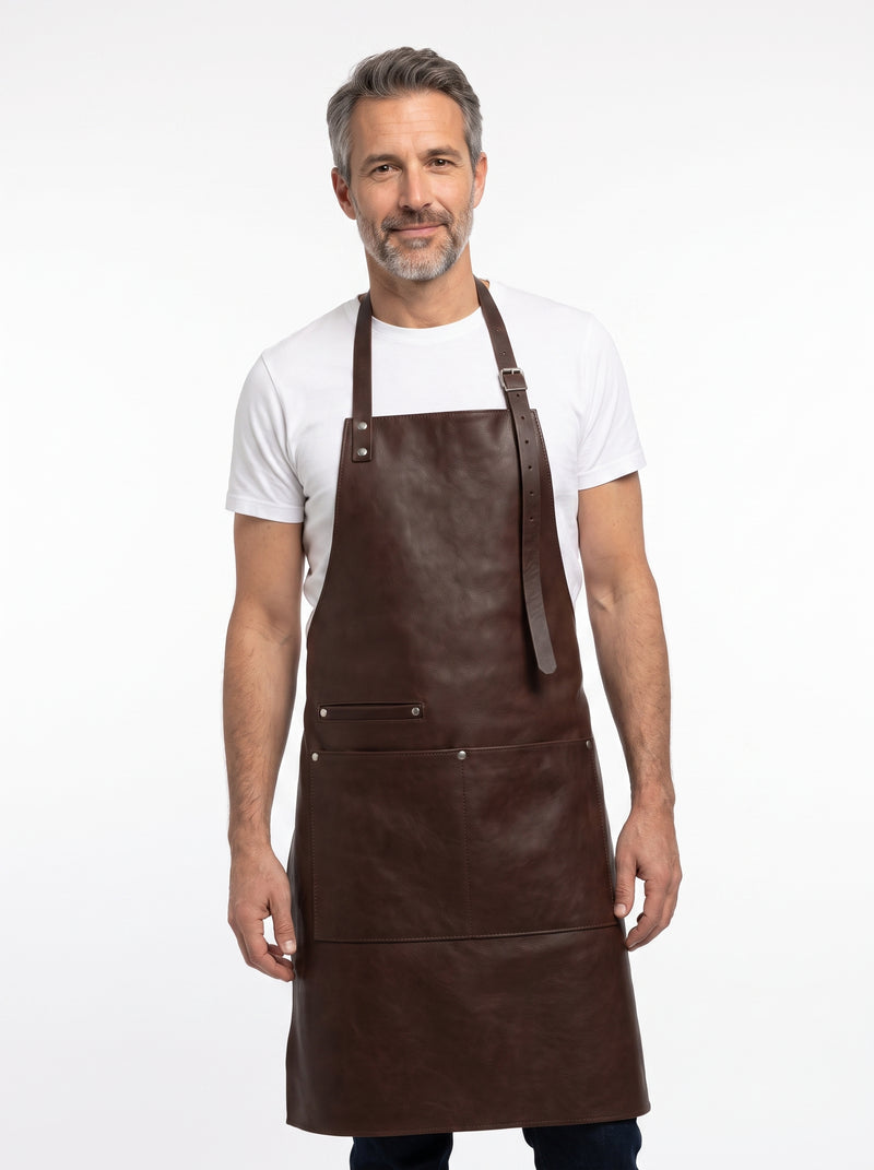 Tablier Cuir Véritable, packshot studio porté par un modèle
