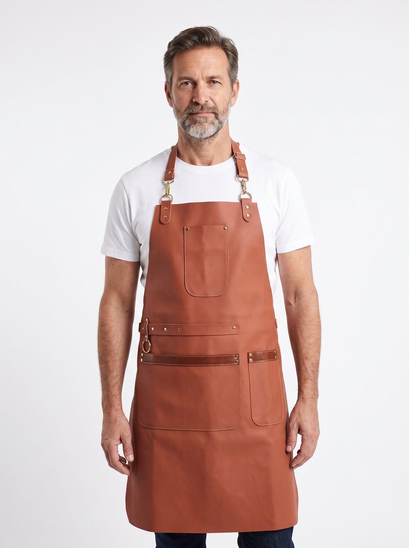 Tablier de Coiffure en Cuir, packshot studio porté par un modèle