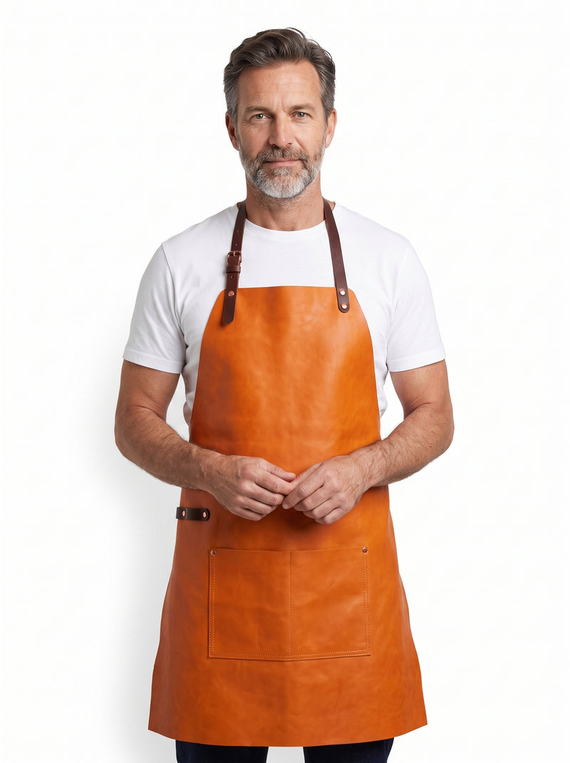 Tablier de Cuisine en Cuir, packshot studio porté par un modèle