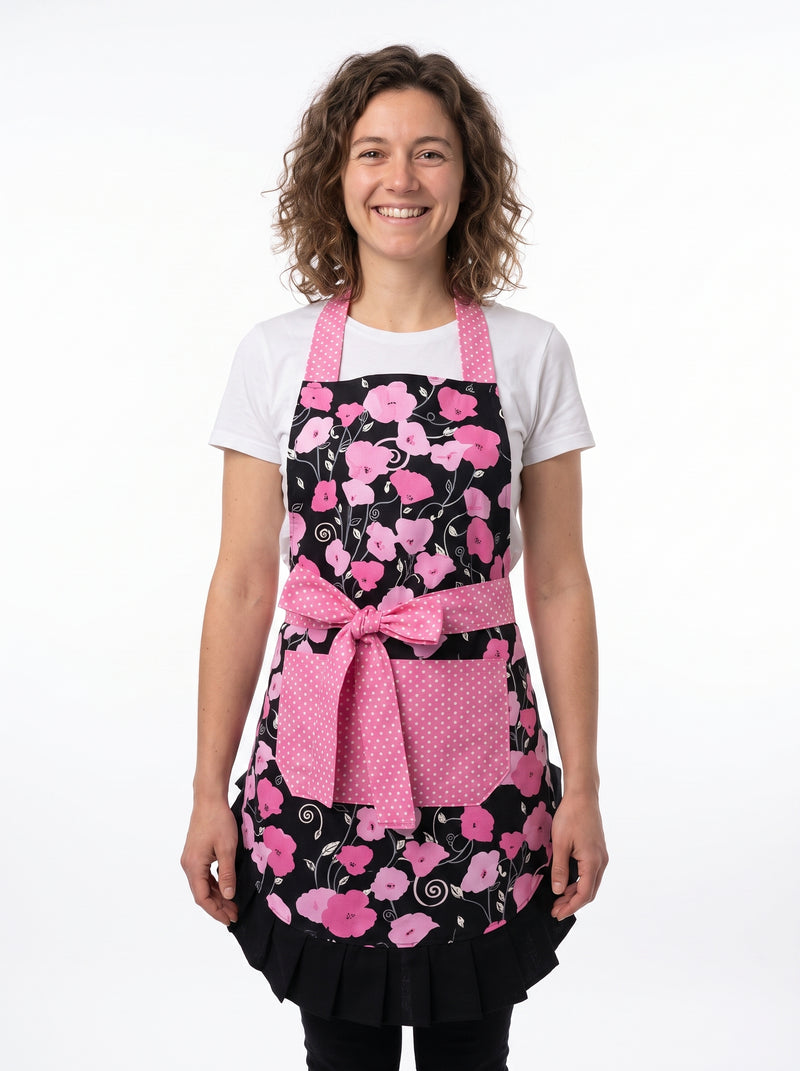 Tablier Fleurs Vintage, packshot studio porté par un modèle