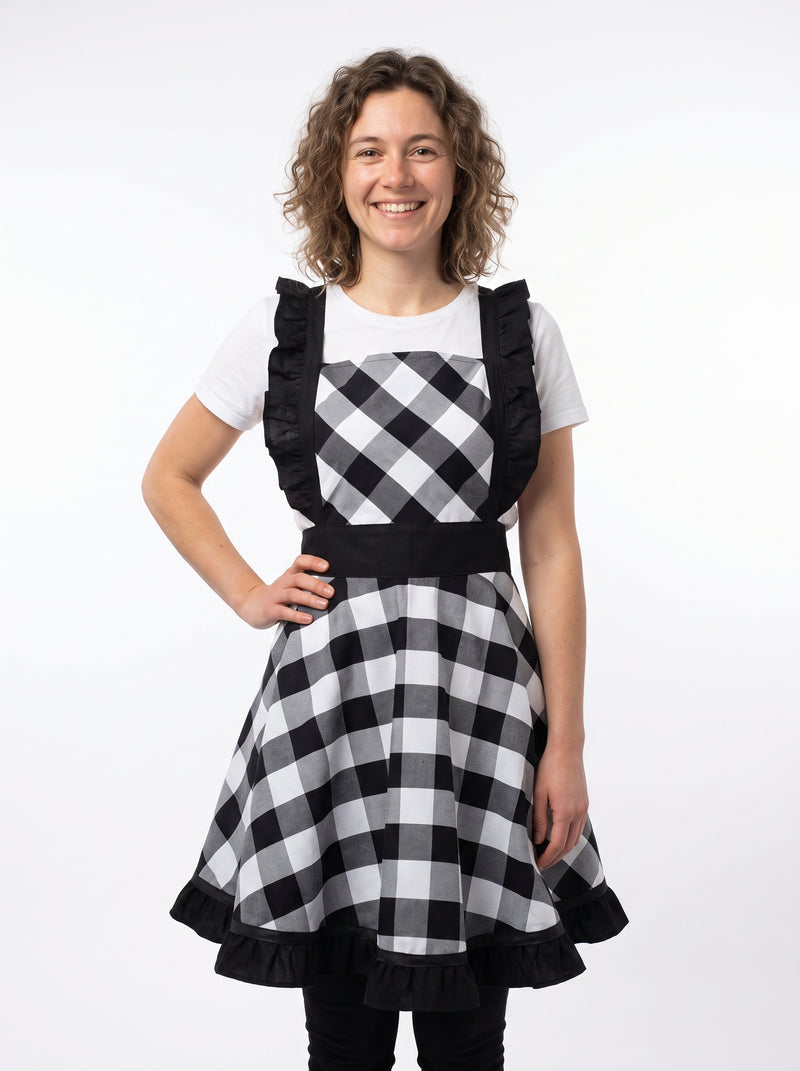 Tablier Robe Vintage, packshot studio porté par un modèle