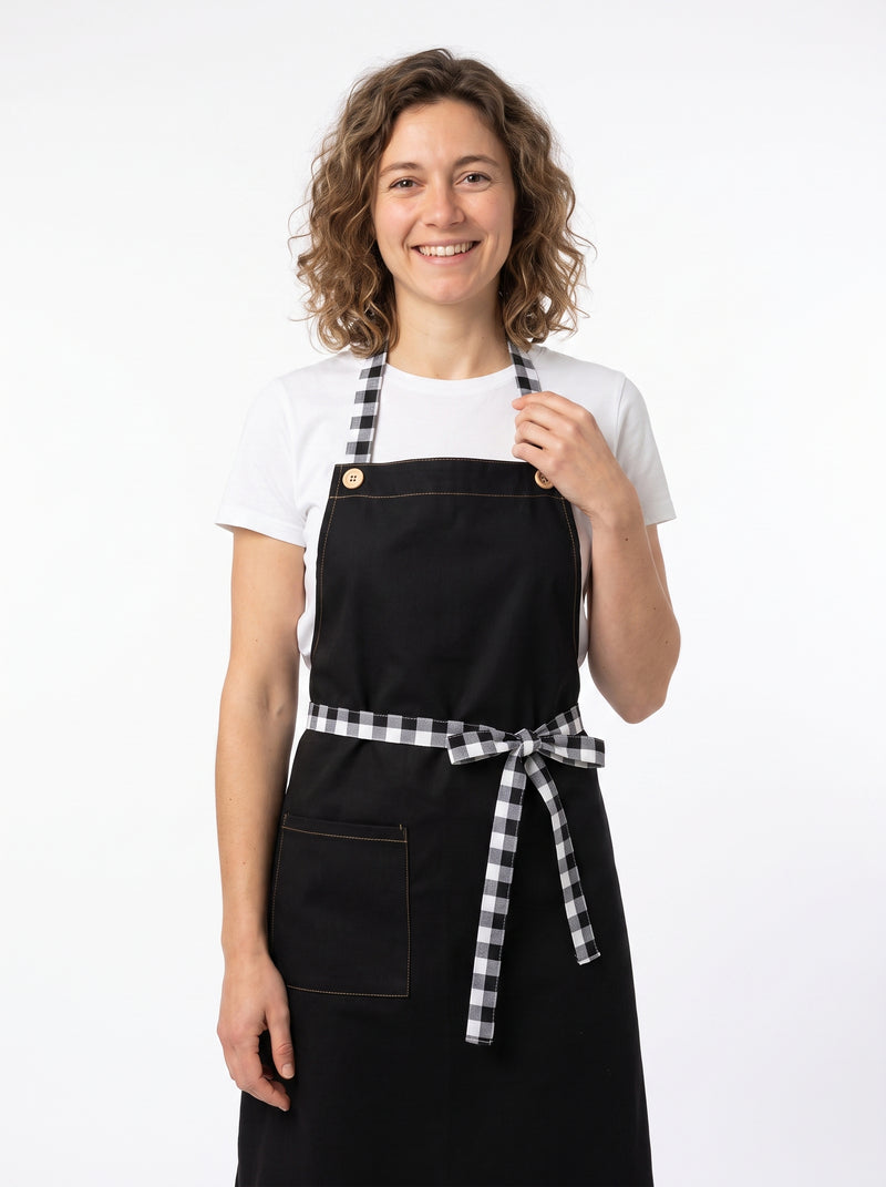 Tablier Service Vintage, packshot studio porté par un modèle