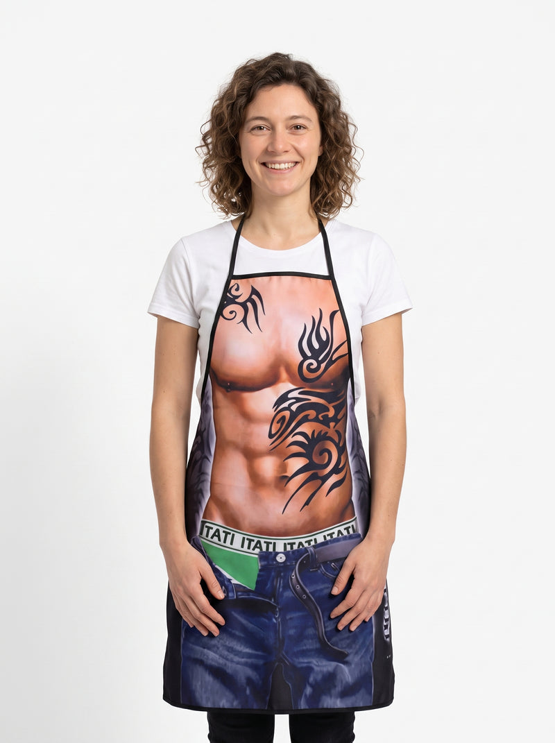 Tablier Drôle Beauf, packshot studio porté par un modèle