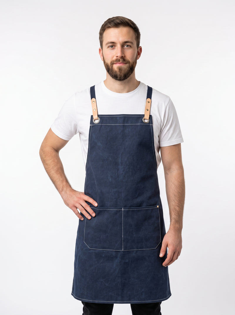 Tablier de Service, packshot studio porté par un modèle