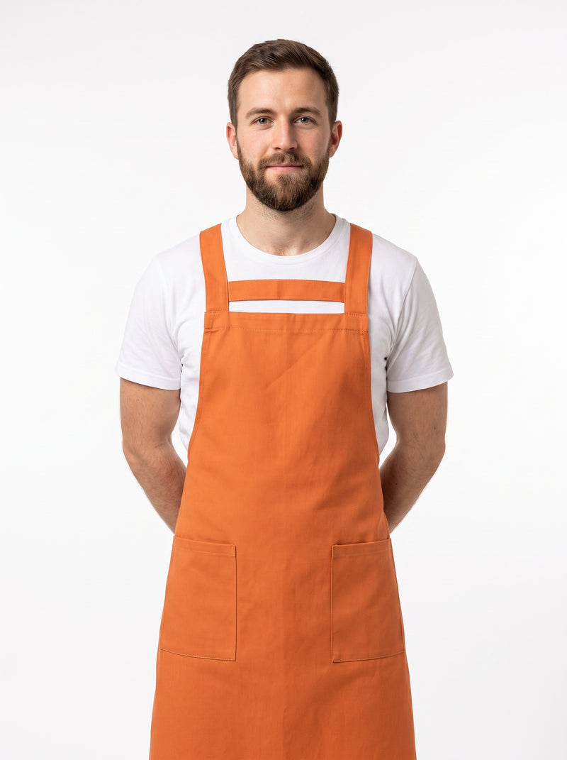 Tablier d'Office, packshot studio porté par un modèle