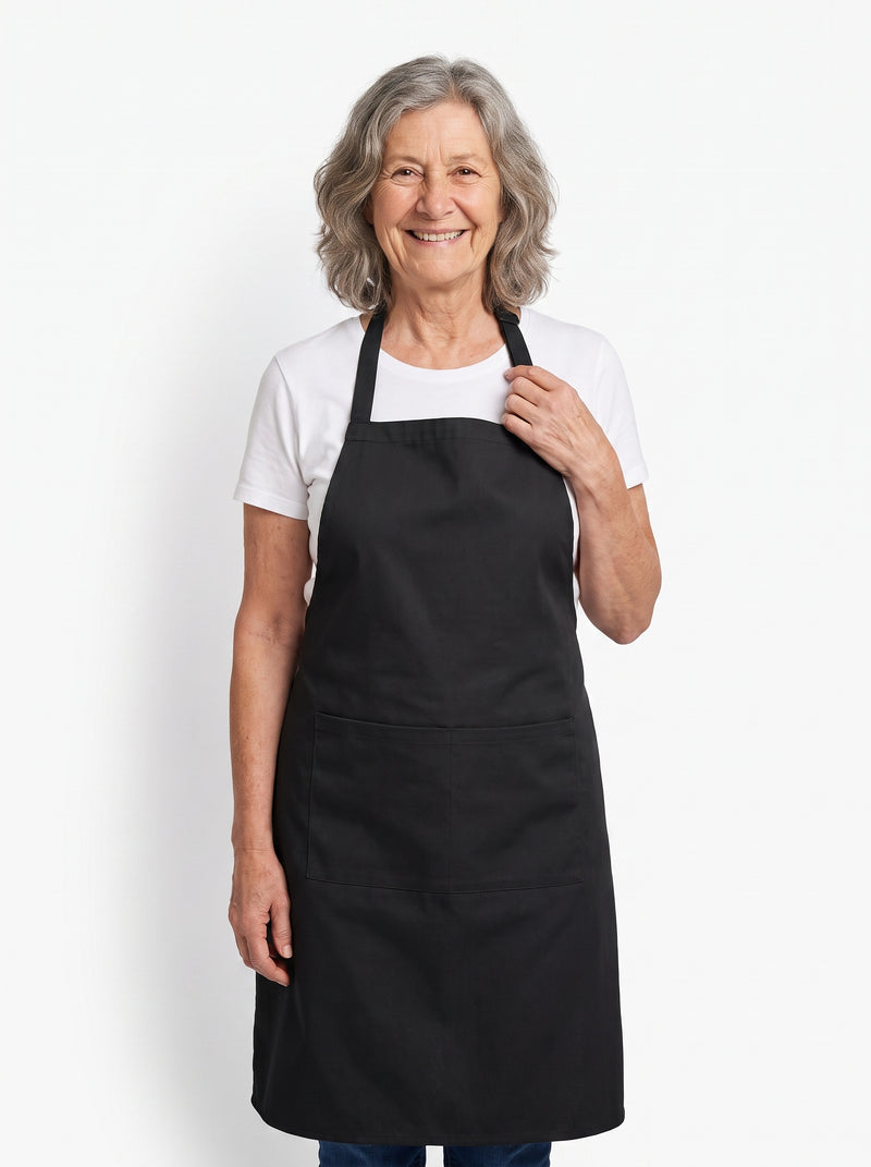 Tablier de Cuisine Noir, packshot studio porté par un modèle
