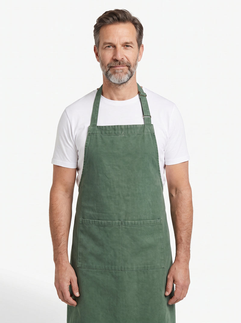 Tablier de Boucher, packshot studio porté par un modèle