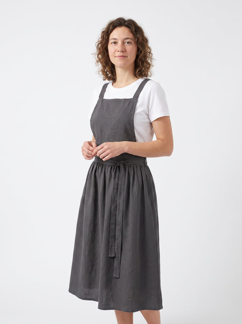 Tablier Japonais Gris, packshot studio porté par un modèle