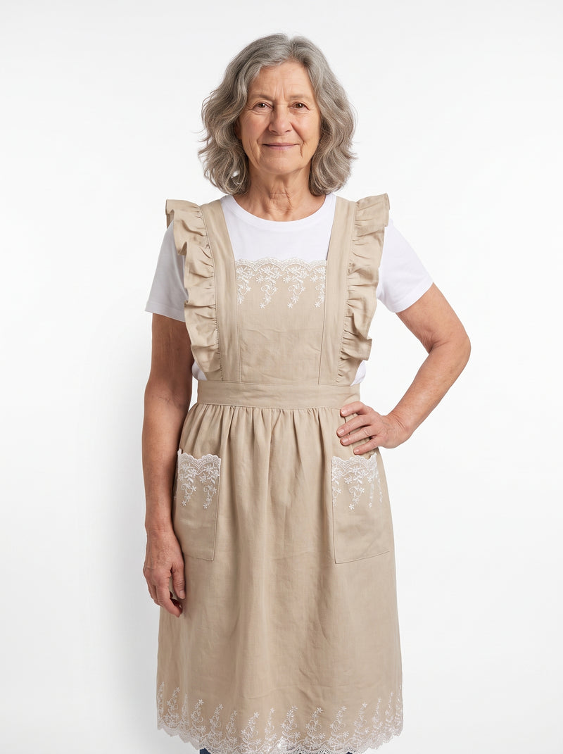 Tablier Ancien Femme, packshot studio porté par un modèle