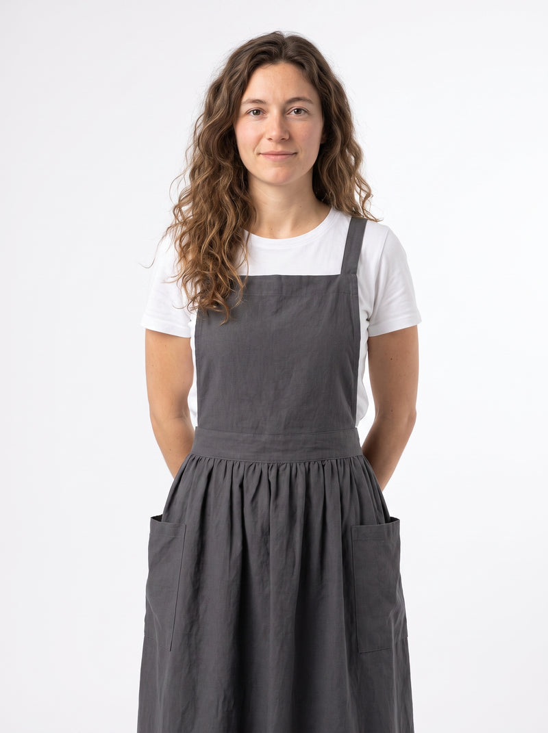 Tablier Robe Femme, packshot studio porté par un modèle