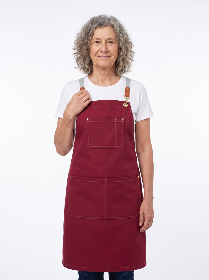 Tablier de cuisine Femme Chic, packshot studio porté par un modèle