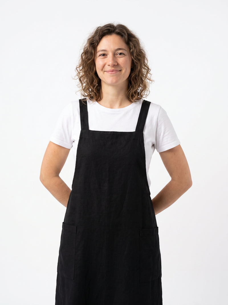 Tablier Robe Lin, packshot studio porté par un modèle