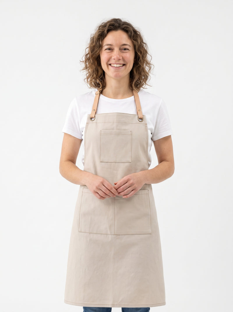 Tablier Lin et Coton, packshot studio porté par un modèle