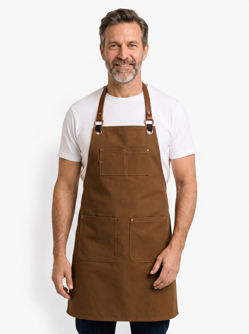 Tablier de Cuisine Haut de Gamme, packshot studio porté par un modèle