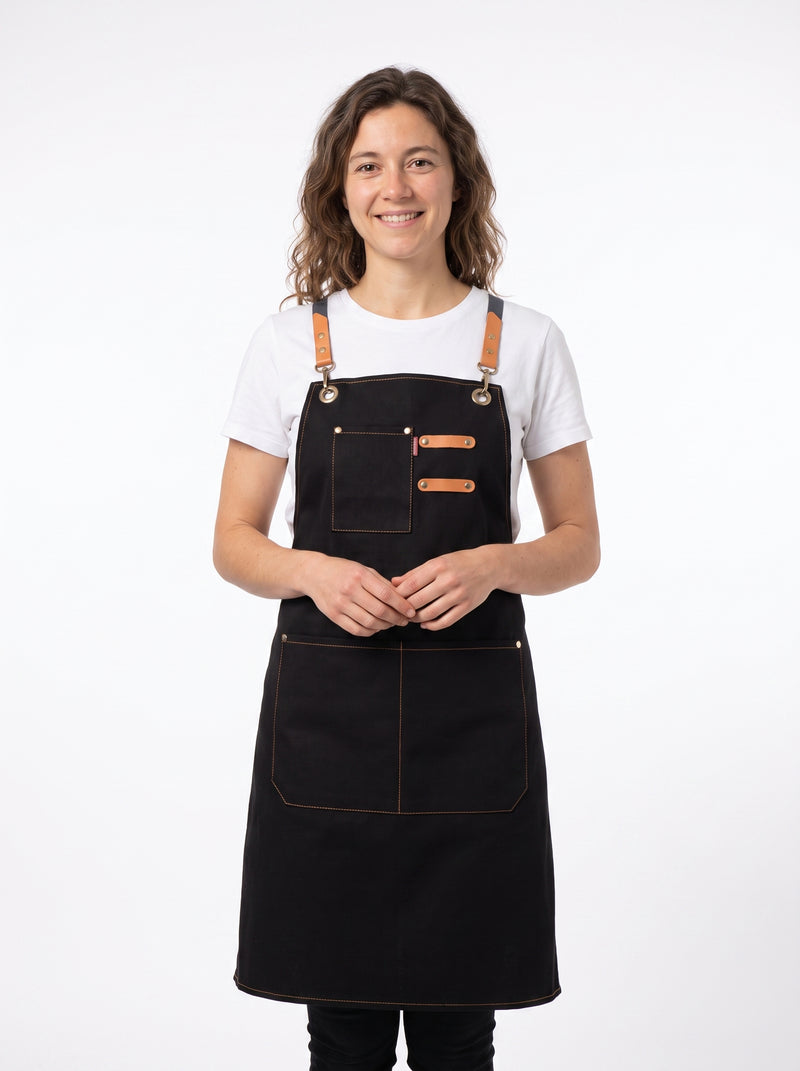 Tablier de Cuisine Croisé dans le Dos, packshot studio porté par un modèle
