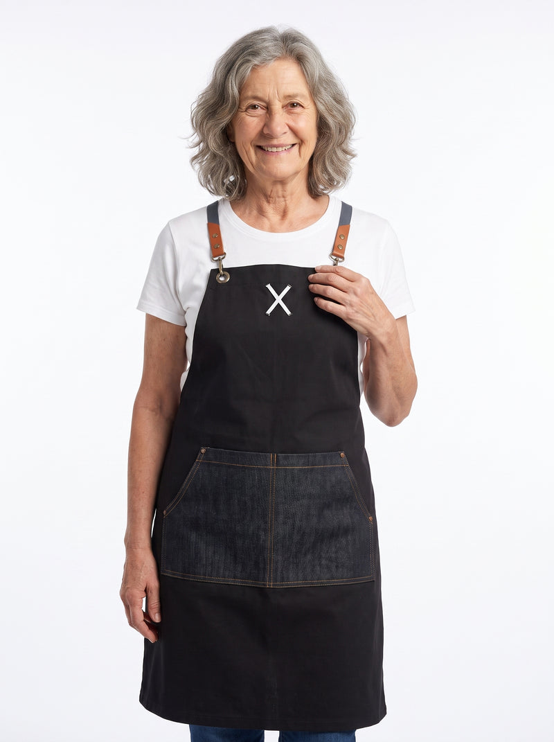 Tablier de Cuisine à Attaches Croisées, packshot studio porté par un modèle