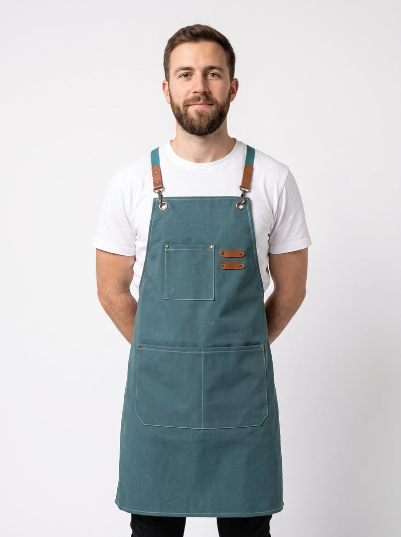 Tablier de Cuisine Vert, packshot studio porté par un modèle