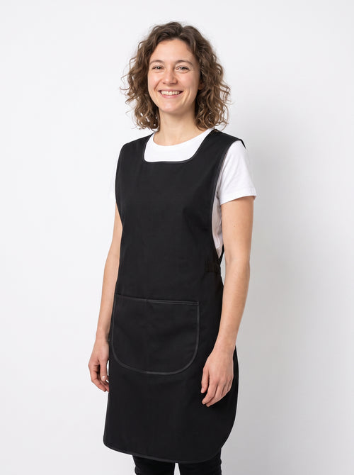 Blouse Tablier Femme, packshot studio porté par un modèle