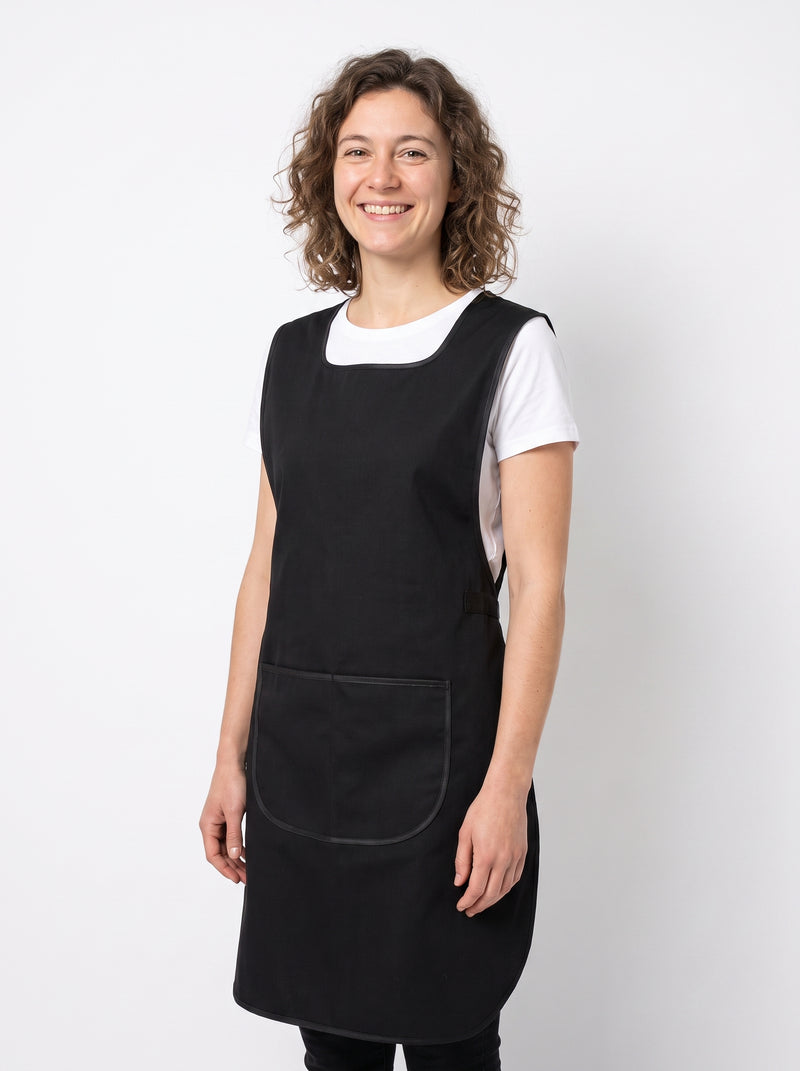 Blouse Tablier Femme, packshot studio porté par un modèle