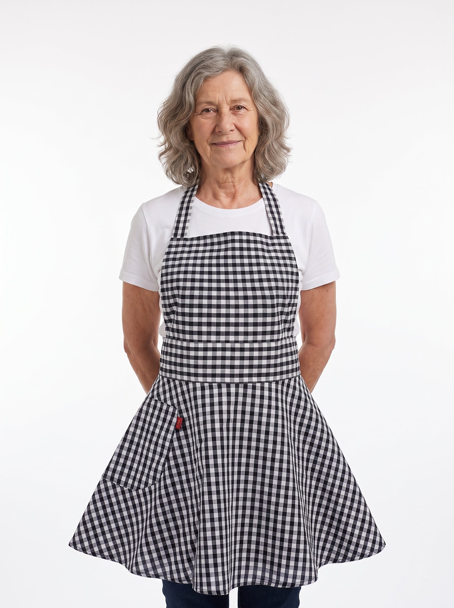 Tablier Vichy Bleu, packshot studio porté par un modèle