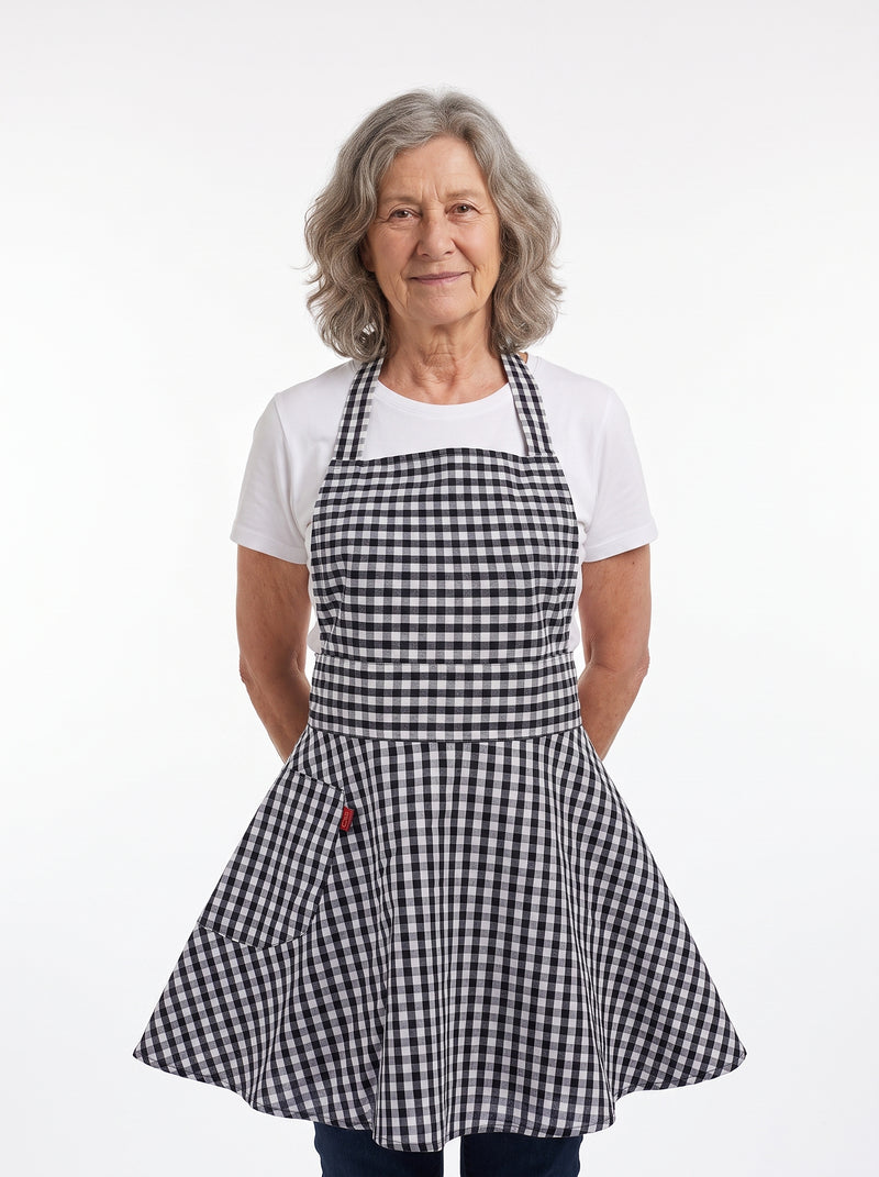 Tablier Vichy Bleu, packshot studio porté par un modèle