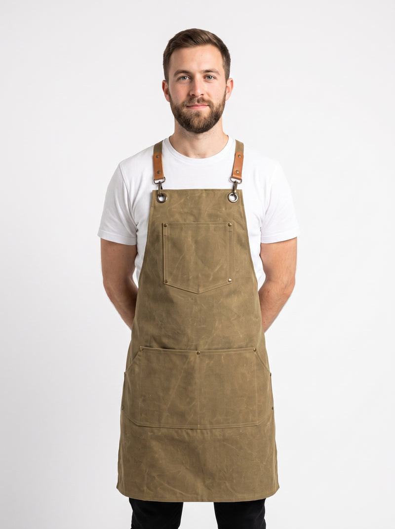 Tablier de Cuisine Marron, packshot studio porté par un modèle