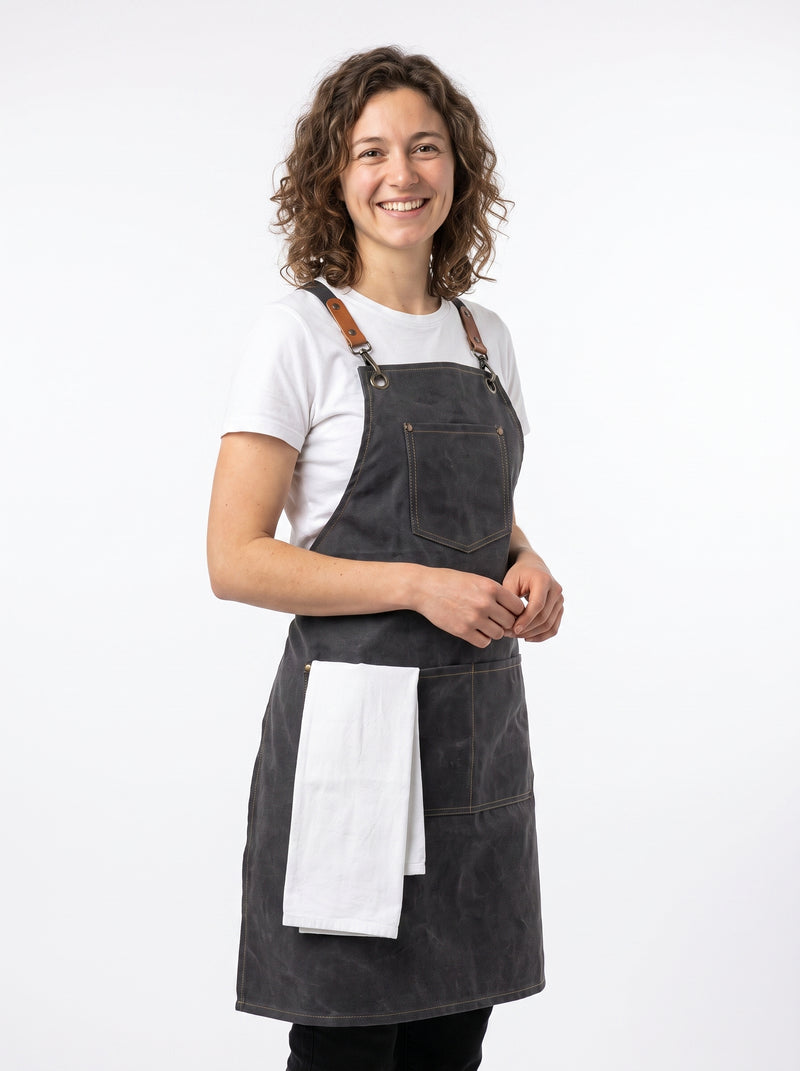 Tablier de Cuisine Noir Femme, packshot studio porté par un modèle