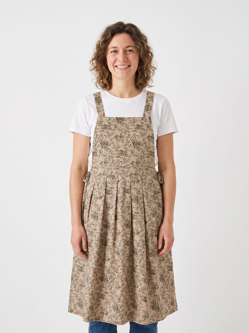 Tablier Victorien, packshot studio porté par un modèle