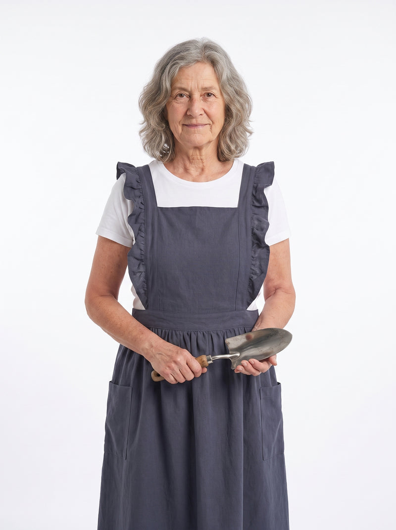 Tablier Paysanne, packshot studio porté par un modèle