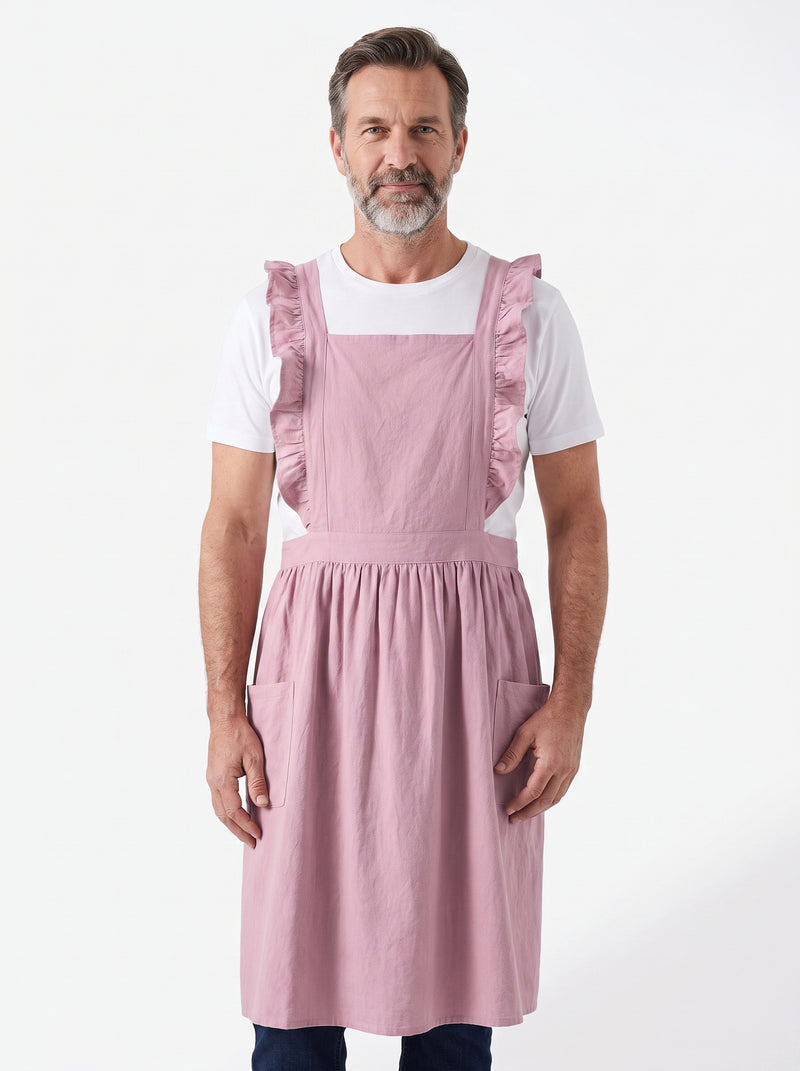 Tablier d'époque, packshot studio porté par un modèle
