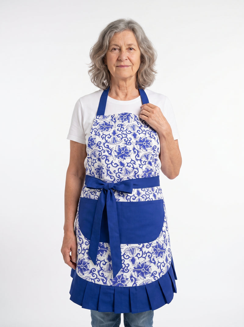 Robe Tablier Senior, packshot studio porté par un modèle