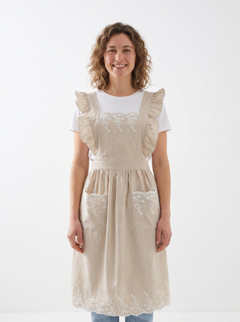 Tablier Robe Chic, packshot studio porté par un modèle