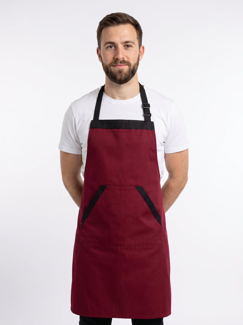 Tablier de Cuisine Rouge & Noir, packshot studio porté par un modèle